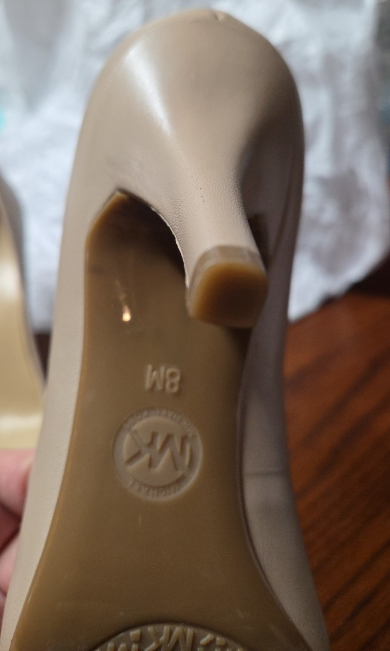 MICHAEL KORS Alina Flex Pump Leather Size 8M Beige Pointed Toe EUC 4507