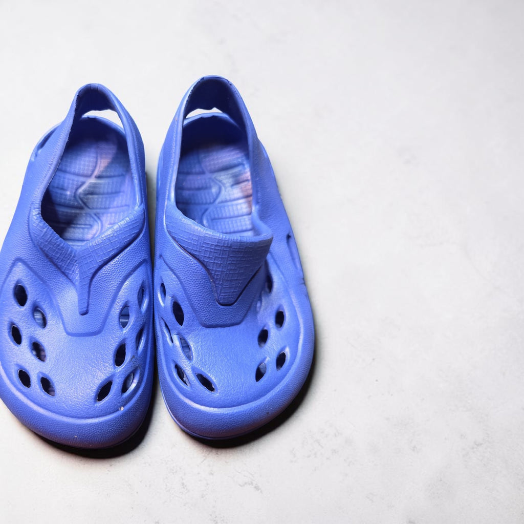 Child Blue "Croc Like" Plastic Back Strap Sandal Shoes Size 5
