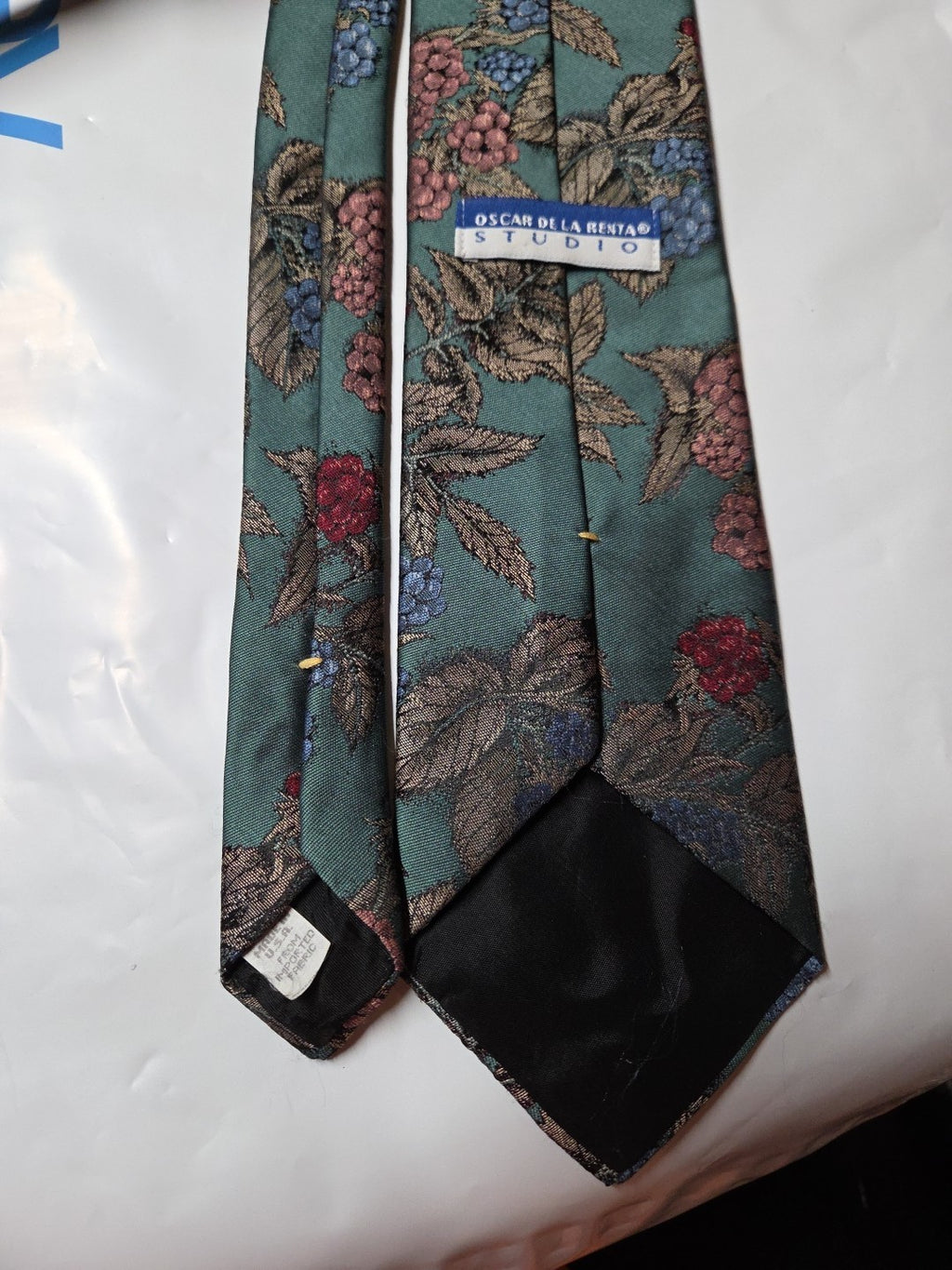 OSCAR DELA RENTA  MEN’S NECKTIE FEATURING “GRAPES”