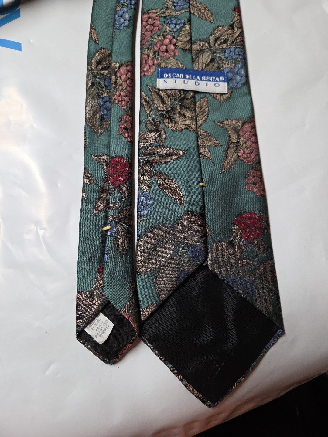 OSCAR DELA RENTA  MEN’S NECKTIE FEATURING “GRAPES”