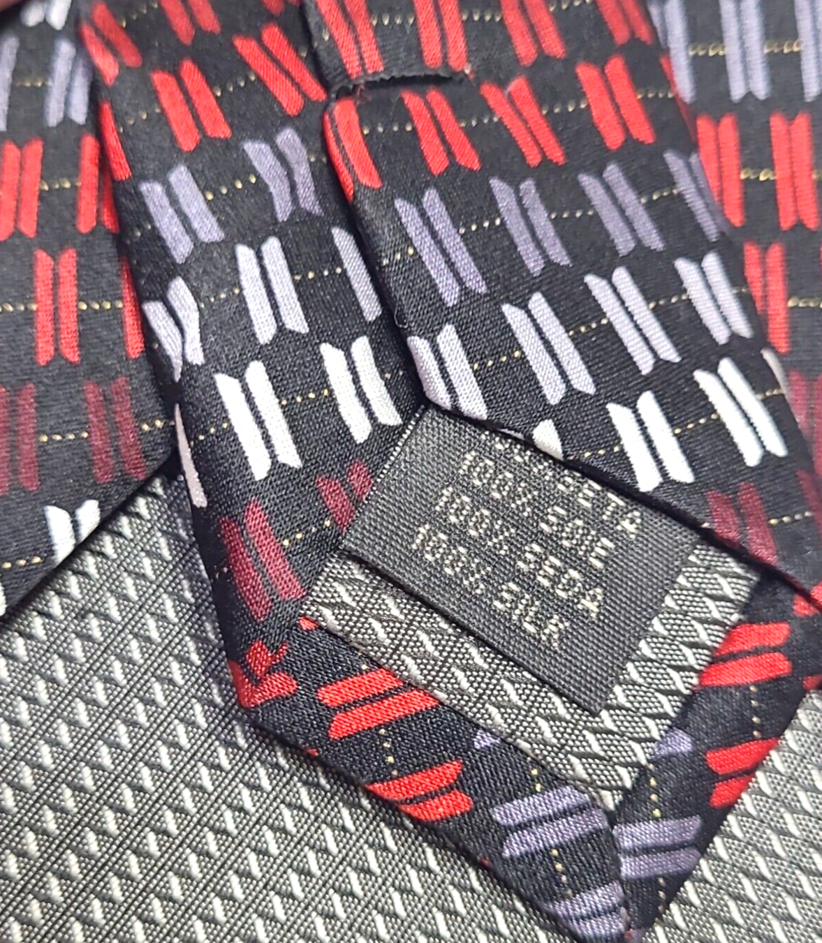 COVINGTON Handmade Silk Men's Black, Maroon,Gray and White Men's Tie.