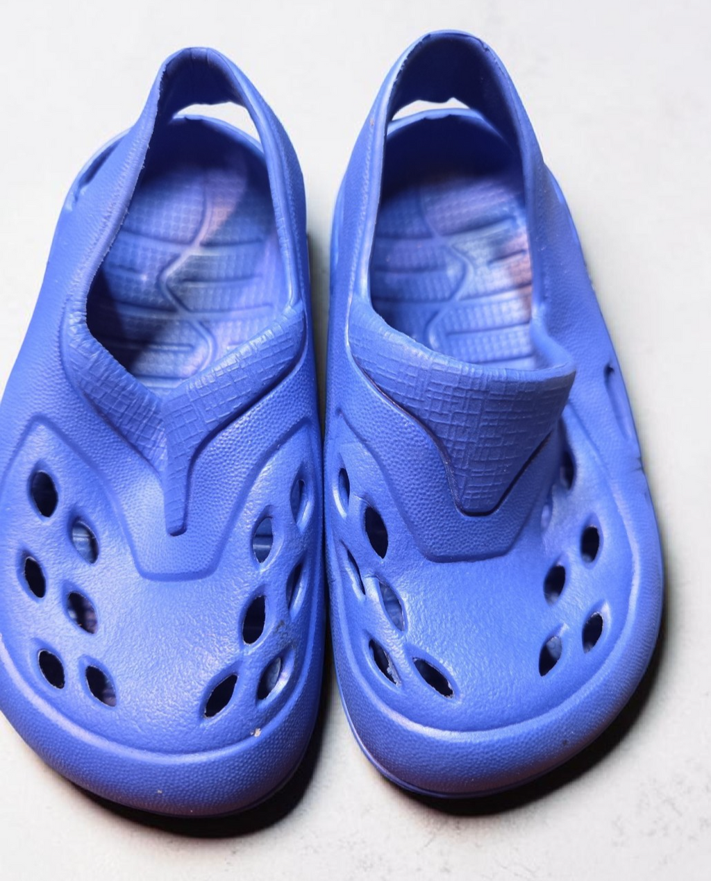 Child Blue "Croc Like" Plastic Back Strap Sandal Shoes Size 5