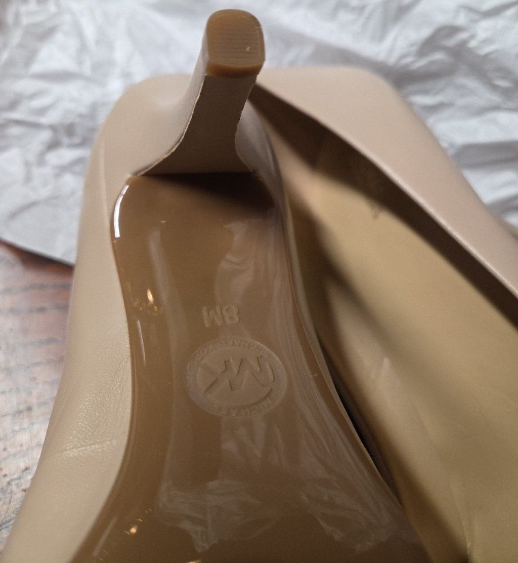MICHAEL KORS Alina Flex Pump Leather Size 8M Beige Pointed Toe EUC 4507