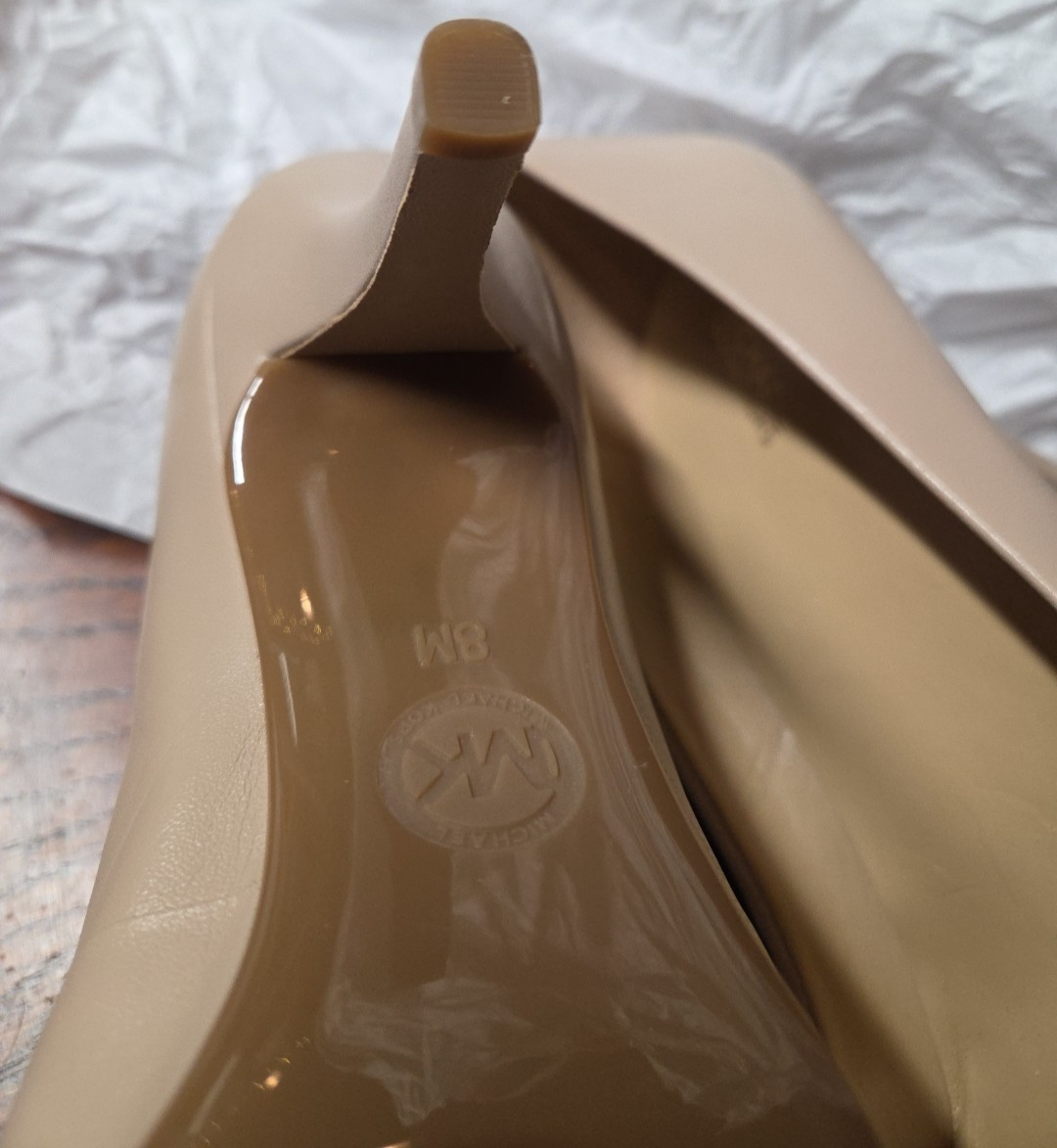 MICHAEL KORS Alina Flex Pump Leather Size 8M Beige Pointed Toe EUC 4507