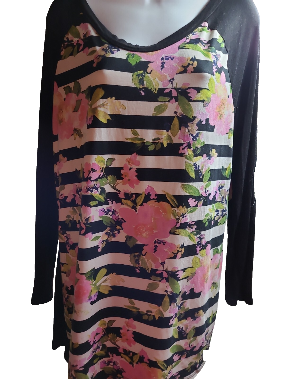 Evelie Size XL Black &Floral Patterened Top Round neck