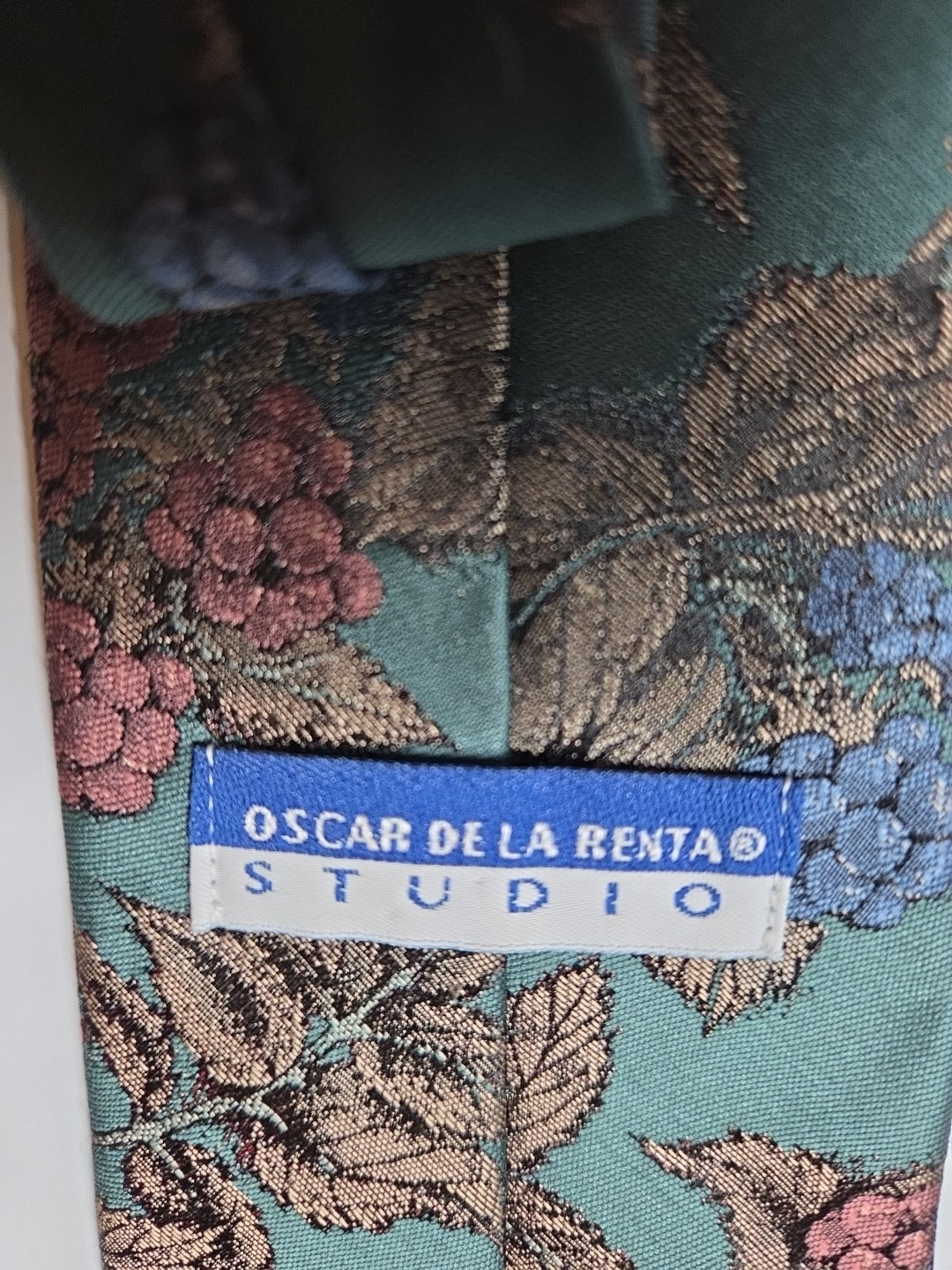 OSCAR DELA RENTA  MEN’S NECKTIE FEATURING “GRAPES”