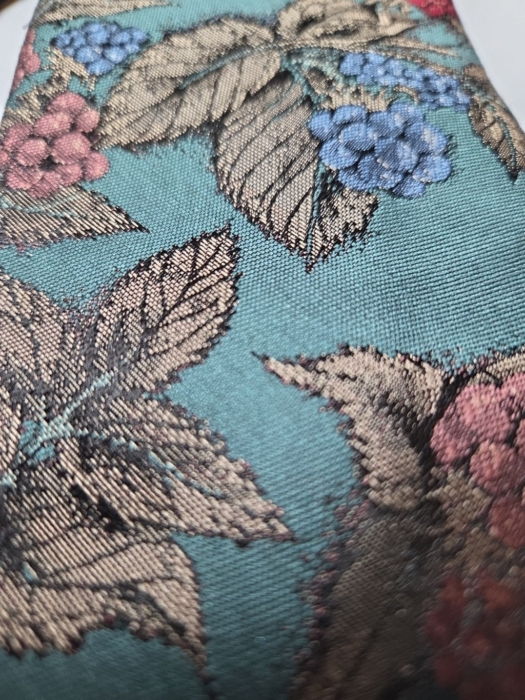 OSCAR DELA RENTA  MEN’S NECKTIE FEATURING “GRAPES”