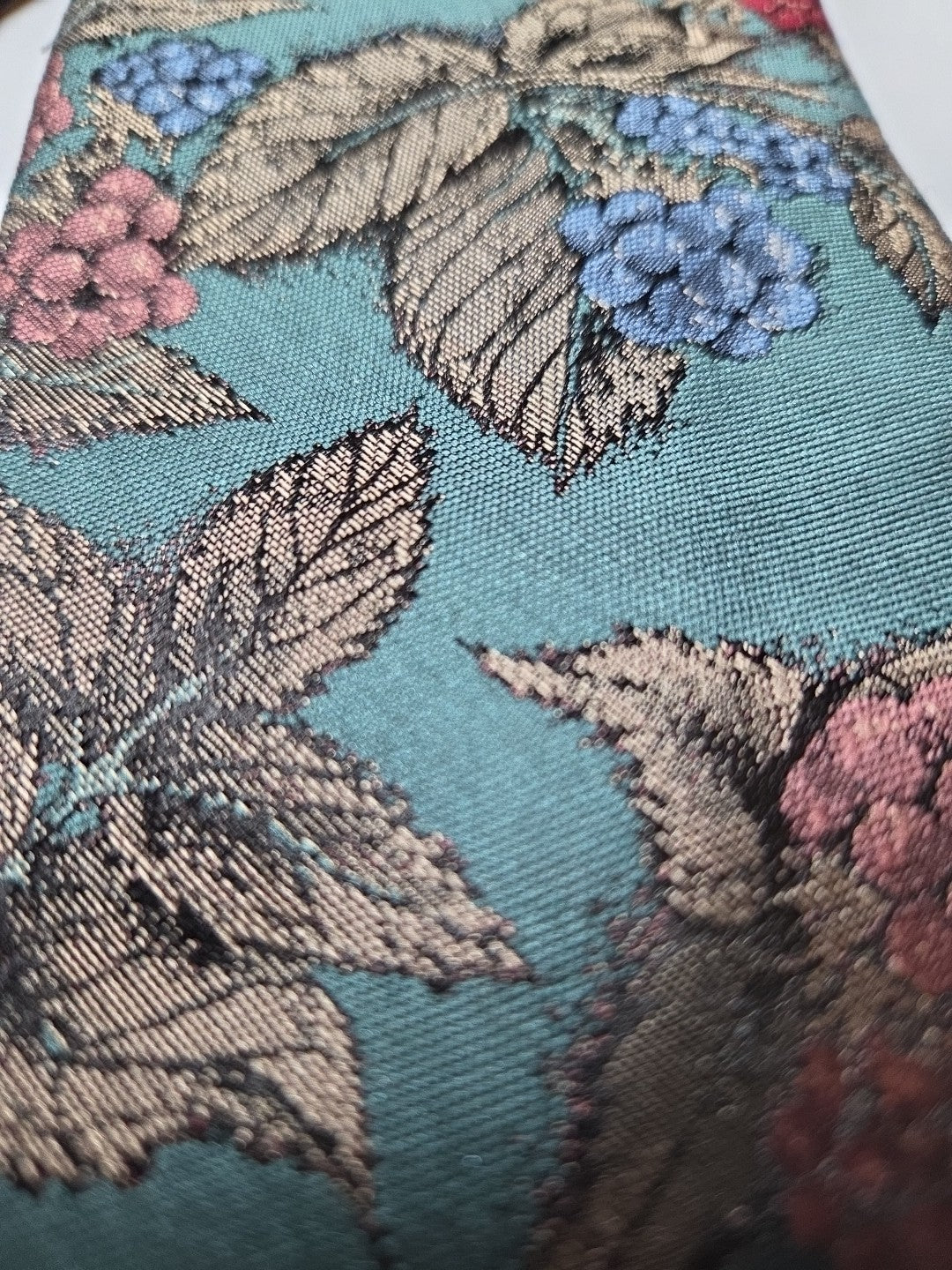 OSCAR DELA RENTA  MEN’S NECKTIE FEATURING “GRAPES”