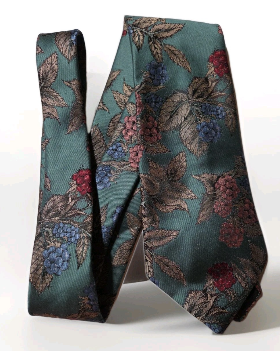 OSCAR DELA RENTA  MEN’S NECKTIE FEATURING “GRAPES”